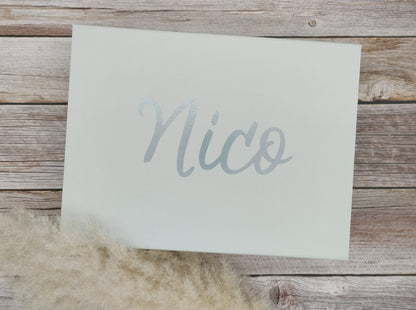 Personalisierte Geschenkbox zur Geburt/ Decke caramel/ Spucktuch marsala/ Rassel gehäkelt Bär