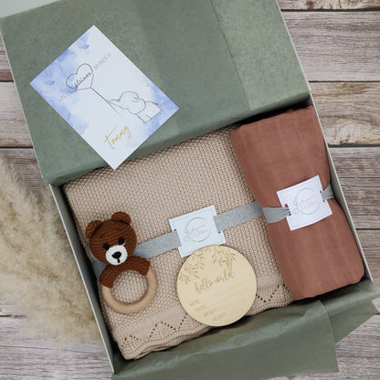 Personalisierte Geschenkbox zur Geburt/ Decke caramel/ Spucktuch marsala/ Rassel gehäkelt Bär