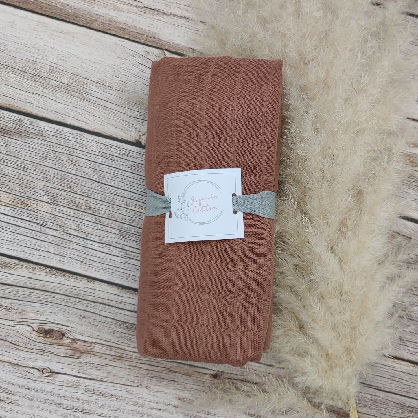 Personalisierte Geschenkbox zur Geburt/ Decke caramel/ Spucktuch marsala/ Rassel gehäkelt Bär